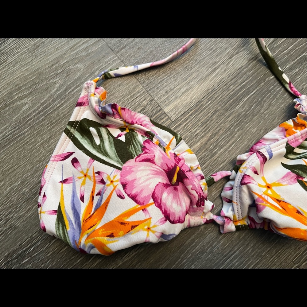 Bikini - Picture 3 of 6